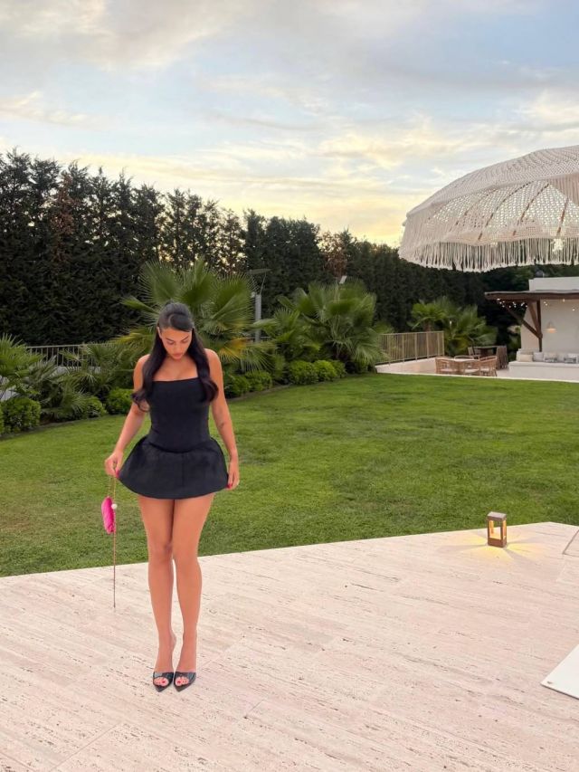 جورجينا رودريغيز بالفستان الأسود وحقيبة شانيل