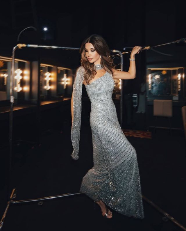 نانسي عجرم بفستان فضي براق بأسلوب راقي 