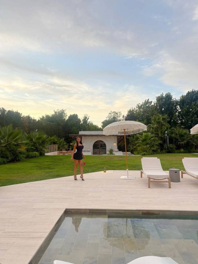 جورجينا رودريغيز بالفستان الأسود وحقيبة شانيل