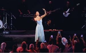 نانسي عجرم تتألق بفستان الأميرات بفتحات ناعمة تبرز رشاقتها