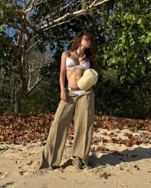 ميريام فارس تستعرض جمالها بـ"كاش مايوه" شفّاف