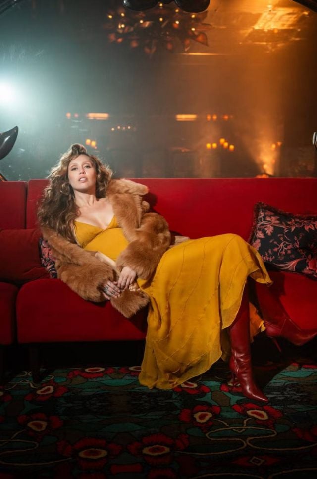 مايلي سايرس بتصميم Saint Laurent