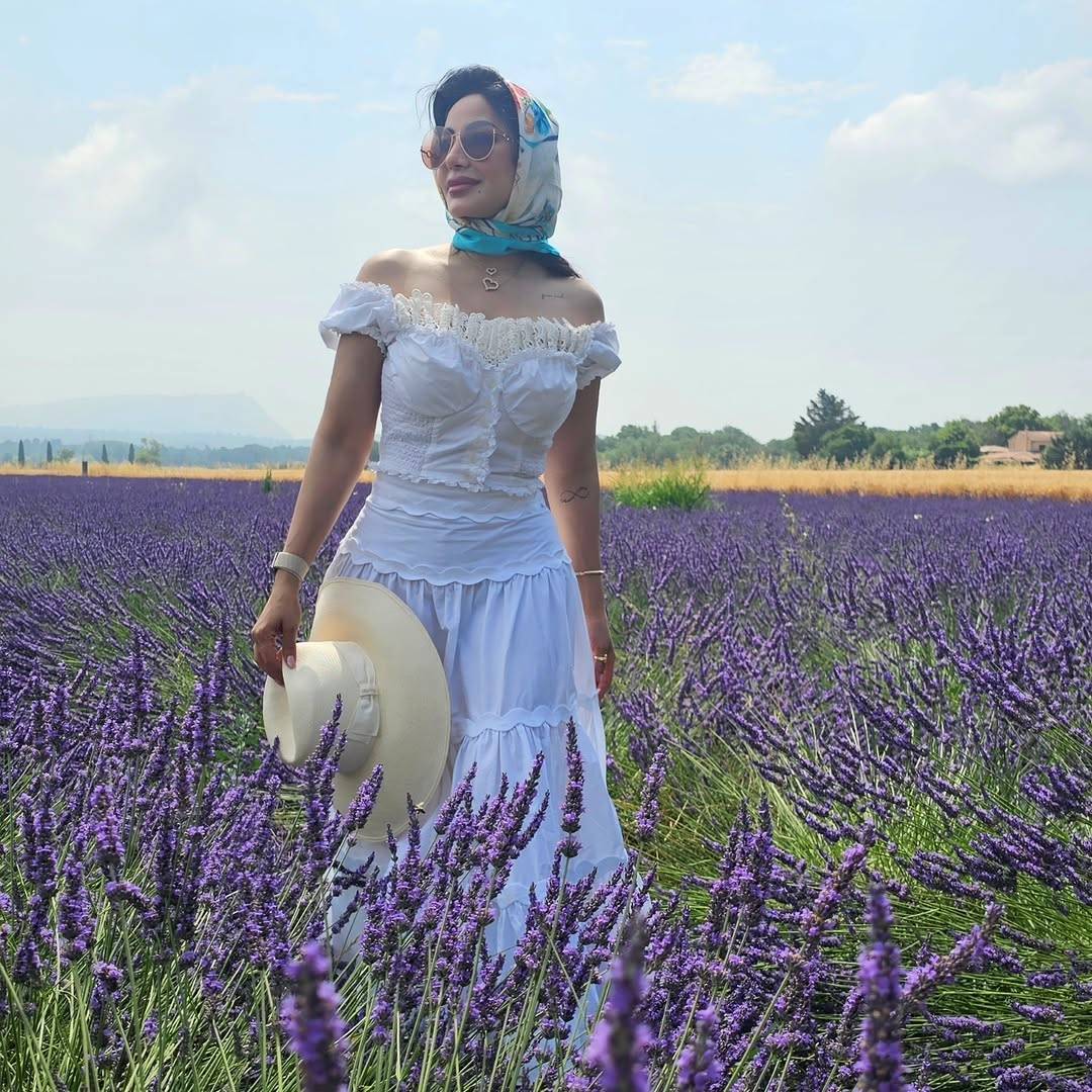 صيف 2025: المؤثّرات السعوديات يتألقن بإطلالات أنيقة خلال رحلاتهنّ الصيفية