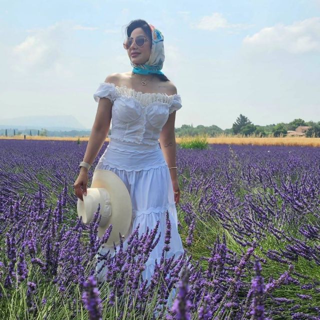 صيف 2025: المؤثّرات السعوديات يتألقن بإطلالات أنيقة خلال رحلاتهنّ الصيفية