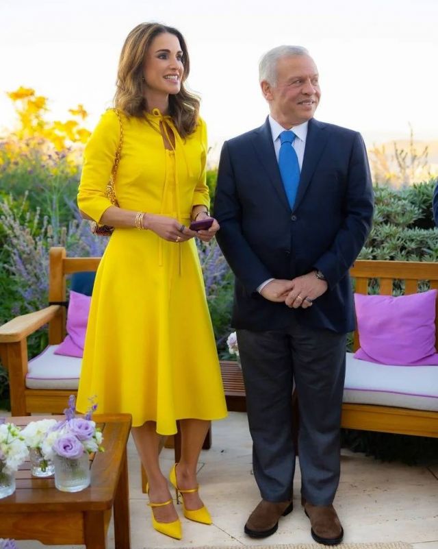 الملكة رانيا باطلالة باللون الأصفر