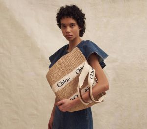 حقائب القش ليست للشاطئ فقط: هكذا ترتدينها يومياً