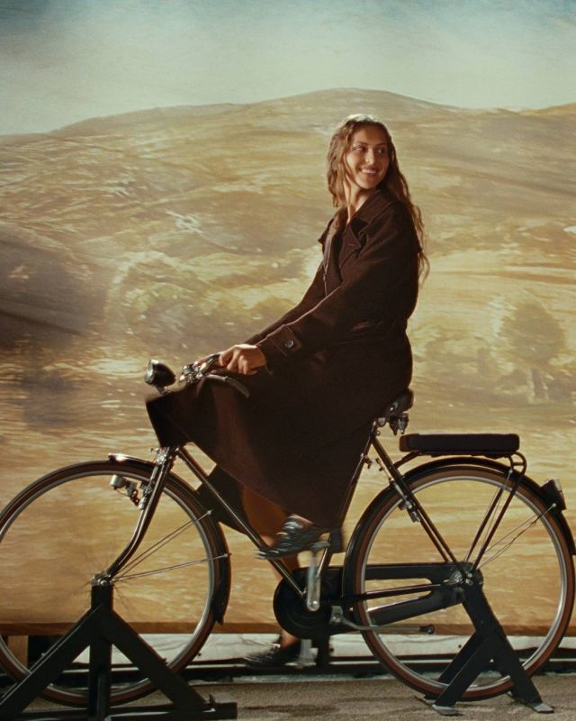 فيراغامو تعود إلى جذورها في حملة Pre-Fall 2025 