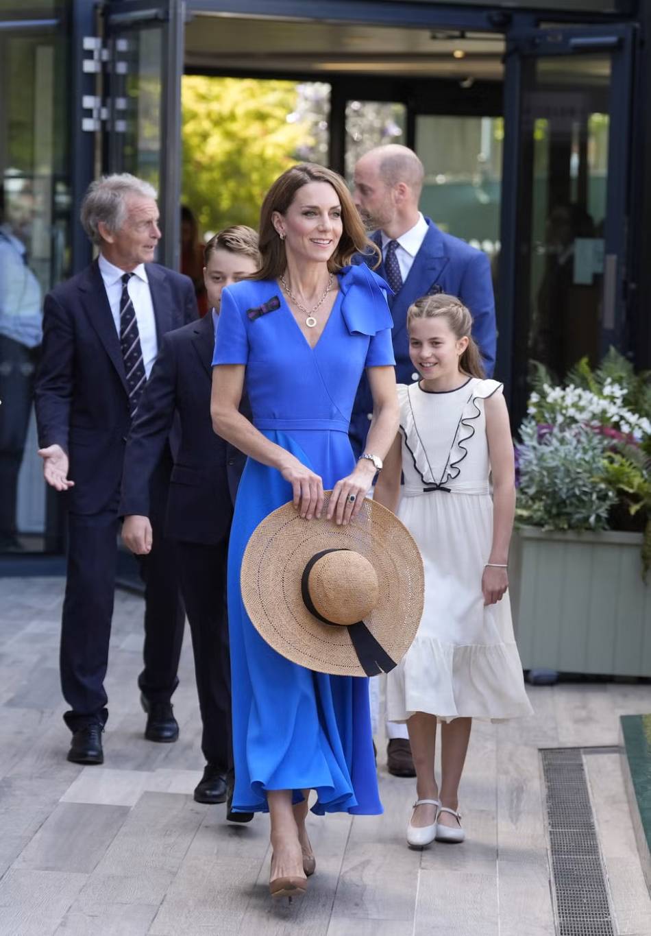 كيت ميدلتون تتألق بفستان أزرق ملكي في نهائي ويمبلدون للرجال