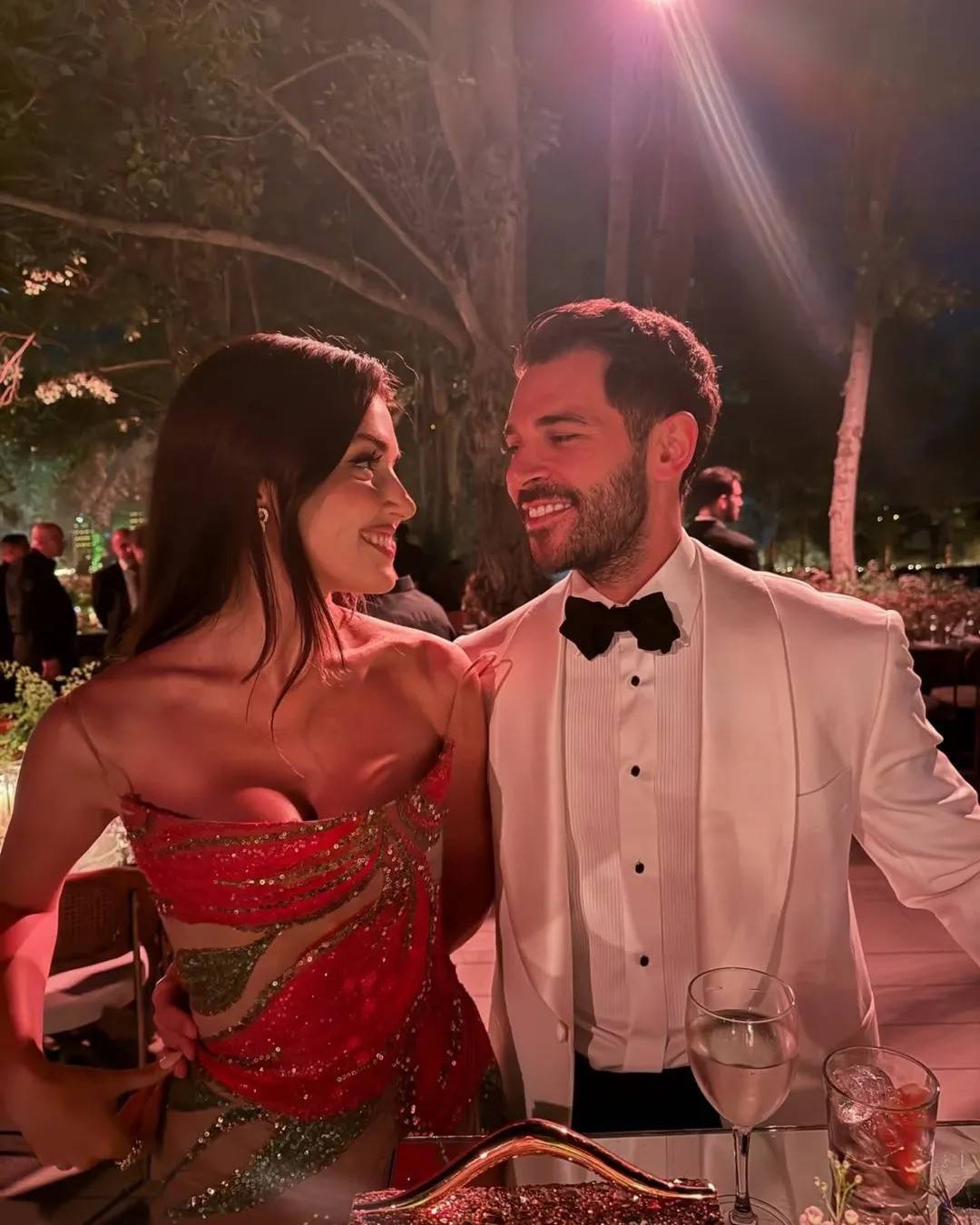 رقص جنوني ولقطات رومانسية تجمع هاندا أرتشيل وخطيبها الوسيم