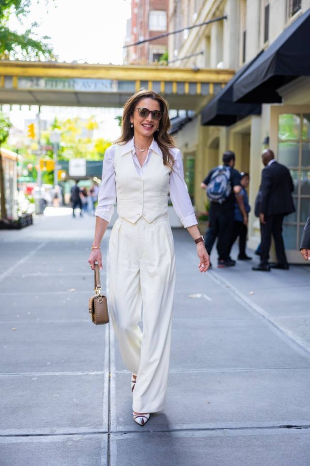 الملكة رانيا والبدلة: أنوثة طاغية وأناقة استثنائية