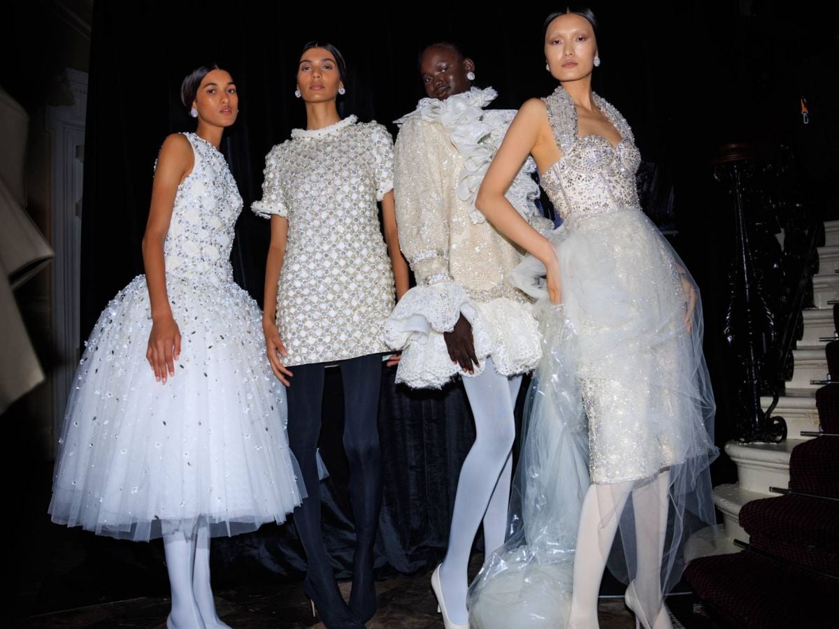 الفستان الأبيض القصير نجم منصات 2025.. الأنوثة الناعمة