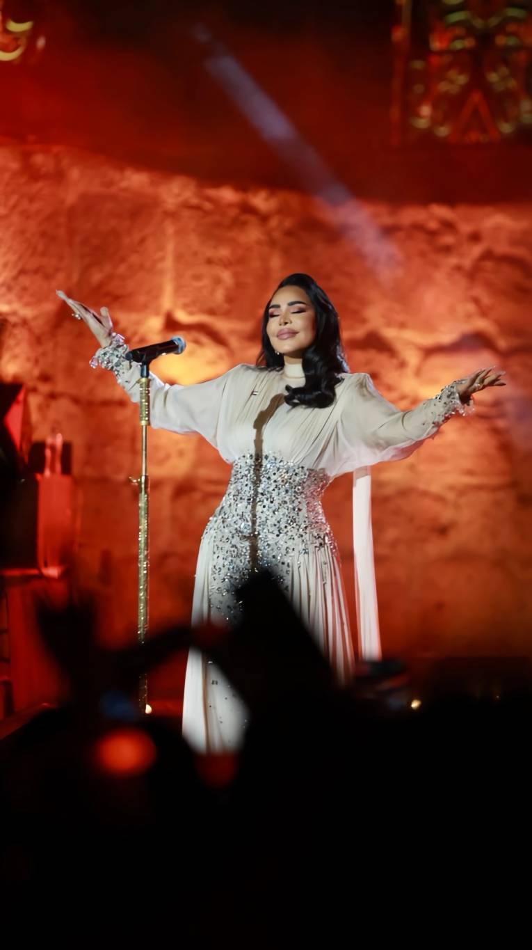 أحلام تتألق بالكريستال في ختام مهرجان  قرطاج الدولي 