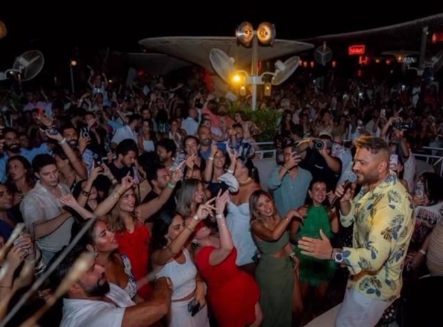 تامر حسني يتفاعل مع الجمهور