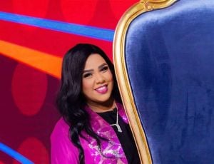 شيماء سيف تبرز رشاقتها باللون الزهري 