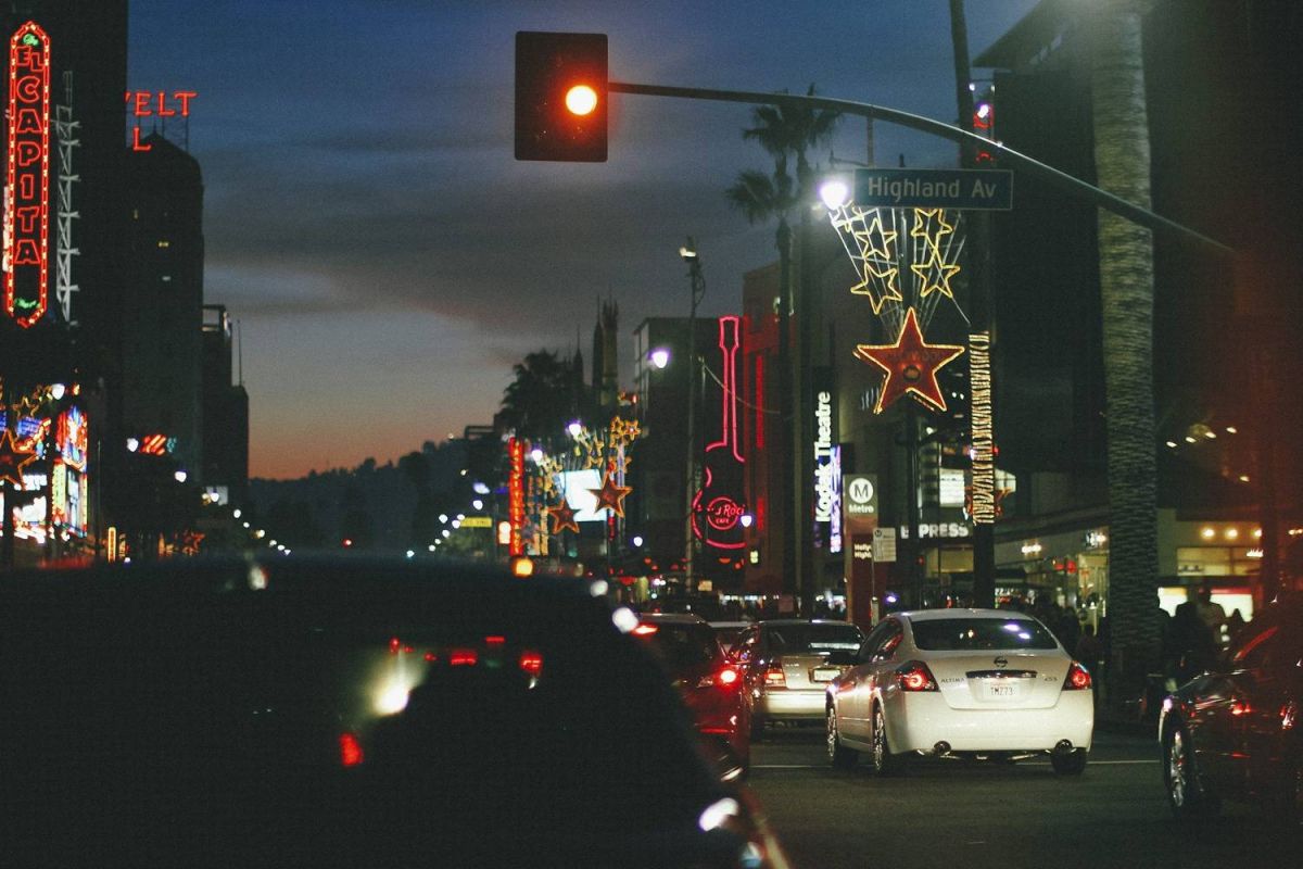 الشرطة تعتقل نجماً تعرى في الشارع بسبب المخدرات (فيديو)