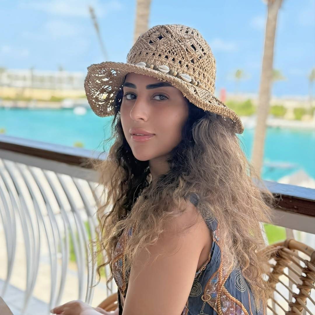 آيتن عامر على أجهزة الأوكسجين في المستشفى 