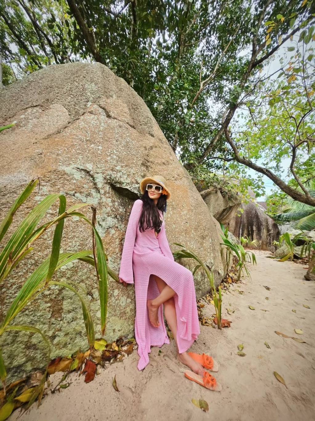 مي عمر تحبس الأنفاس بكاش مايوه زهري 