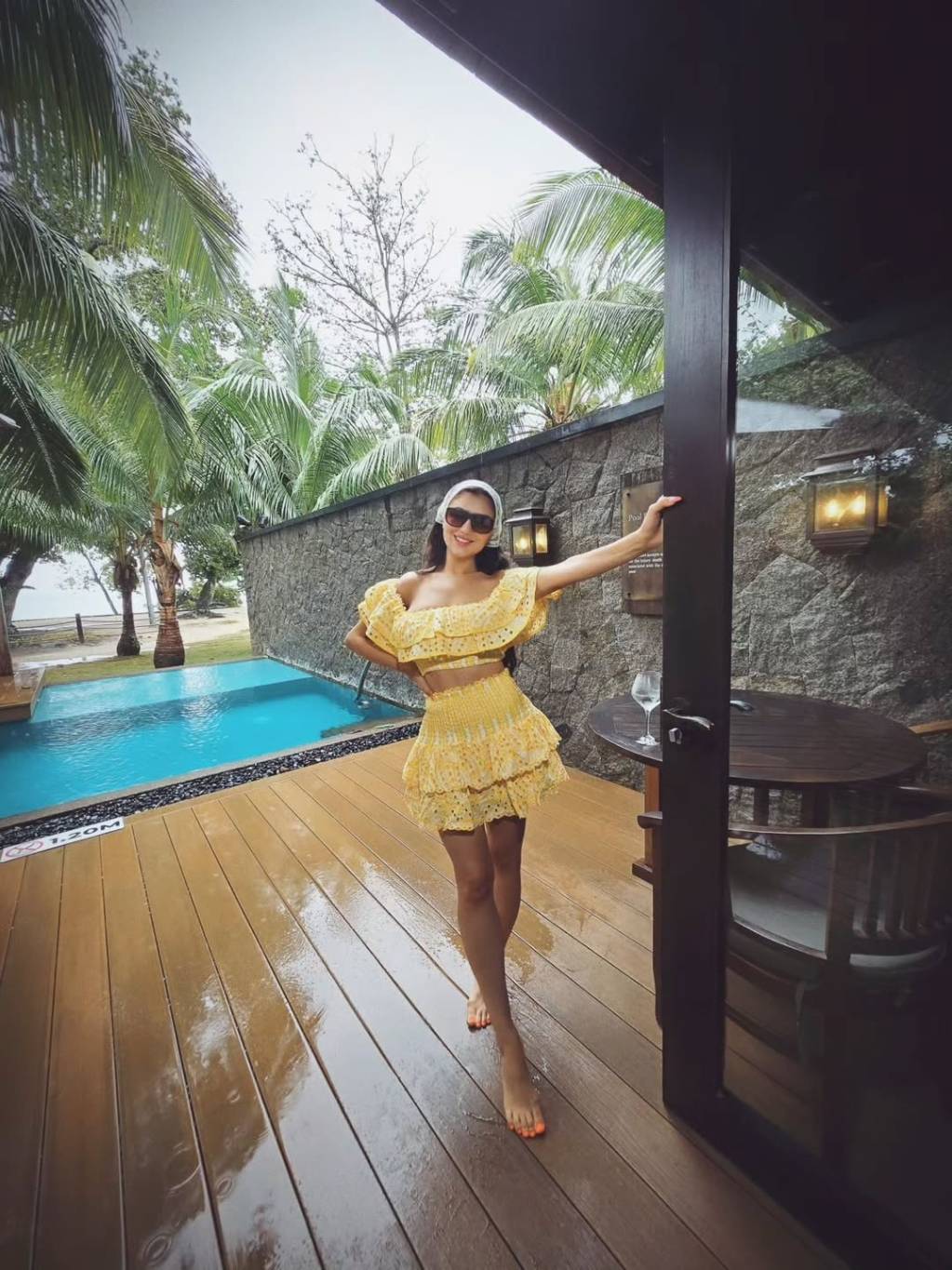 مي عمر ساحرة بالفستان القصير... أناقة صيفية جريئة 