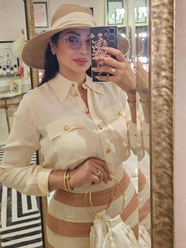 لجين عمران بملابس مخططة