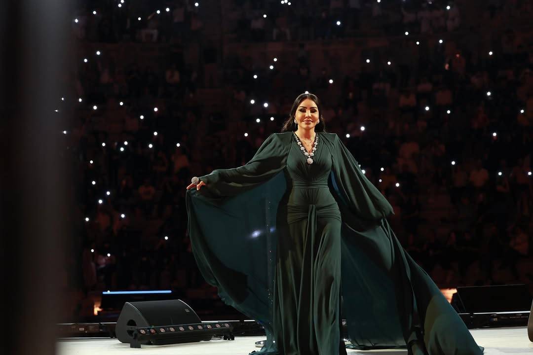 صور أحلام تنتشر في شوارع تونس... وخصرها النحيل 