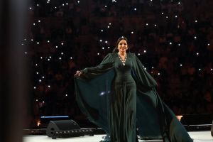 صور أحلام تنتشر في شوارع تونس... وخصرها النحيل 