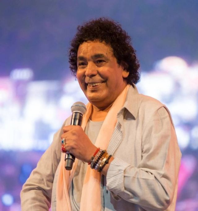 محمد منير في صورته الأولى بعد خروجه من المستشفى