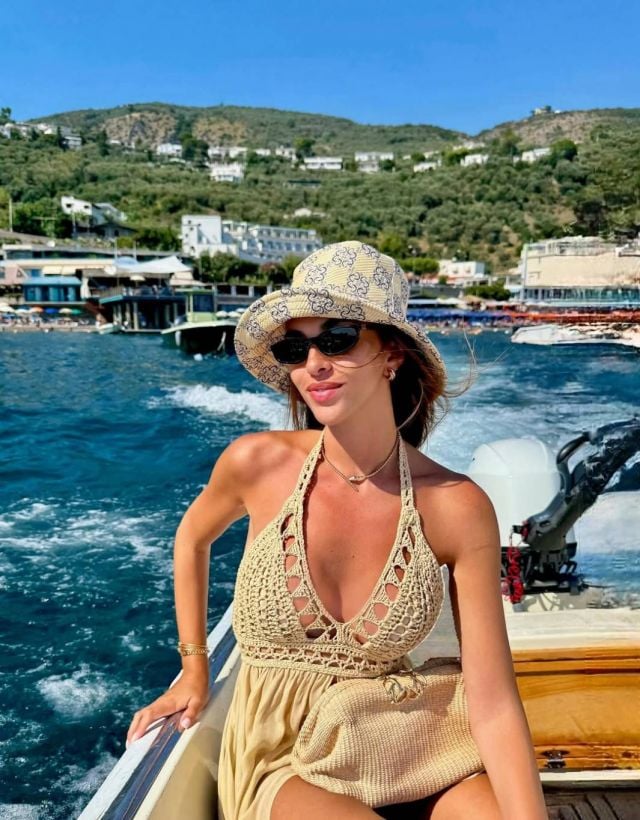 زين قطامي جريئة بفستان الكروشيه في شهر العسل 