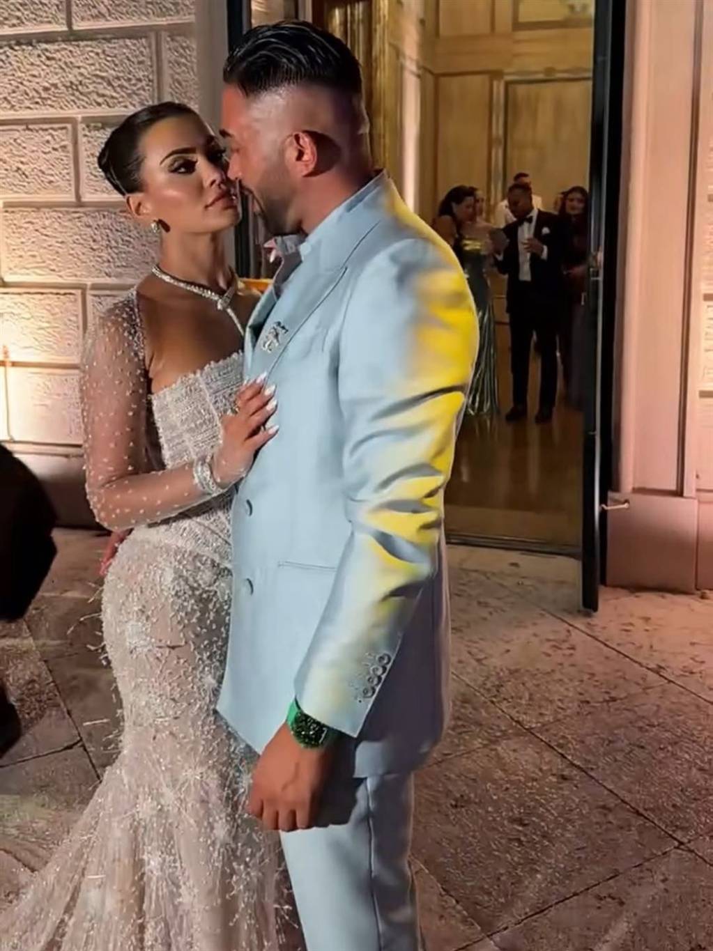 مقارنة زفاف يومي بعرس زوجها وطليقته تشعل السوشيال ميديا (فيديو)