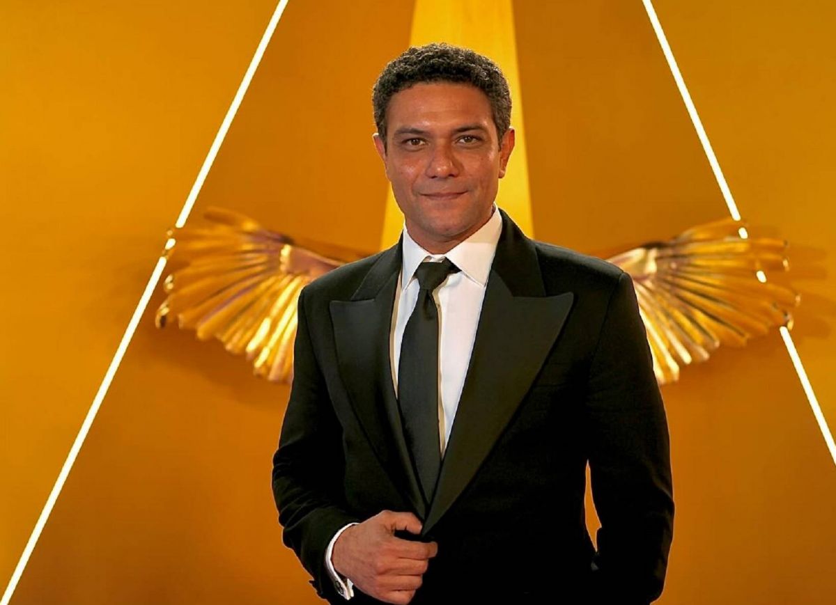 آسر ياسين يواجه الانتقادات بسبب الأقراط... ووالدته تتصدّى للمتابِعات 