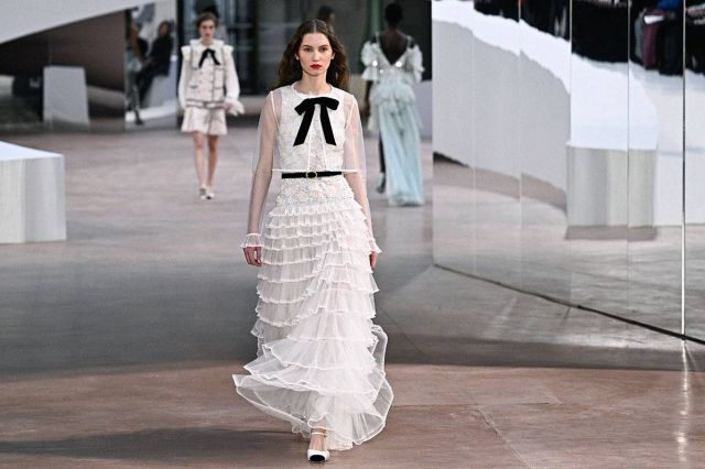 الكشاكش البيضاء: صيحة صيف 2025 التي ستغيب عن موسم الخريف المقبل