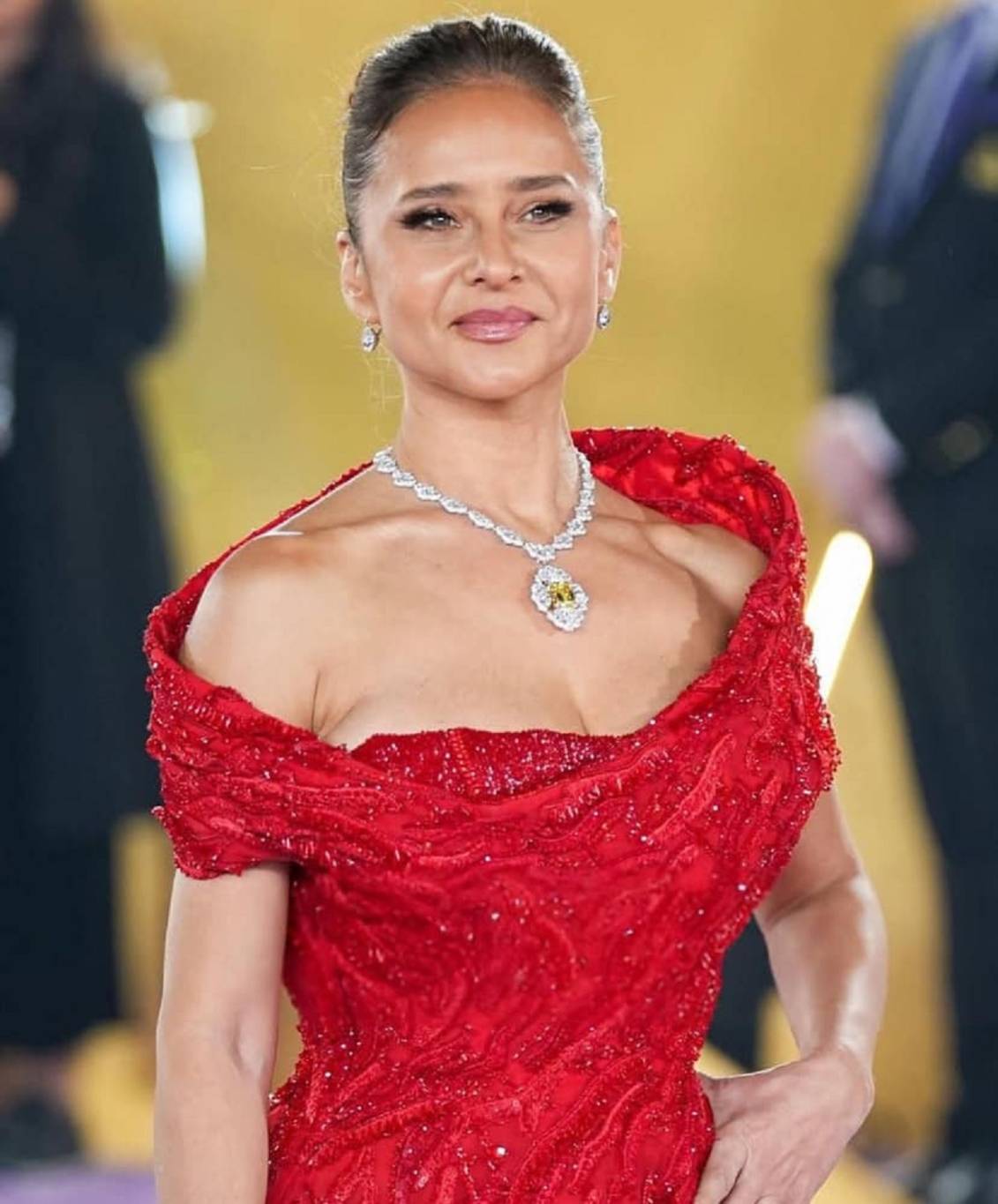 نيللي كريم تشوّق الجمهور لعملها الفني الجديد 