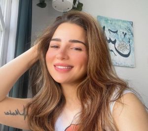 مي عز الدين تفتح خزائن أسرارها وتكشف أزمتها بعد رحيل والدتها وعلاقتها بيسرا (فيديو)