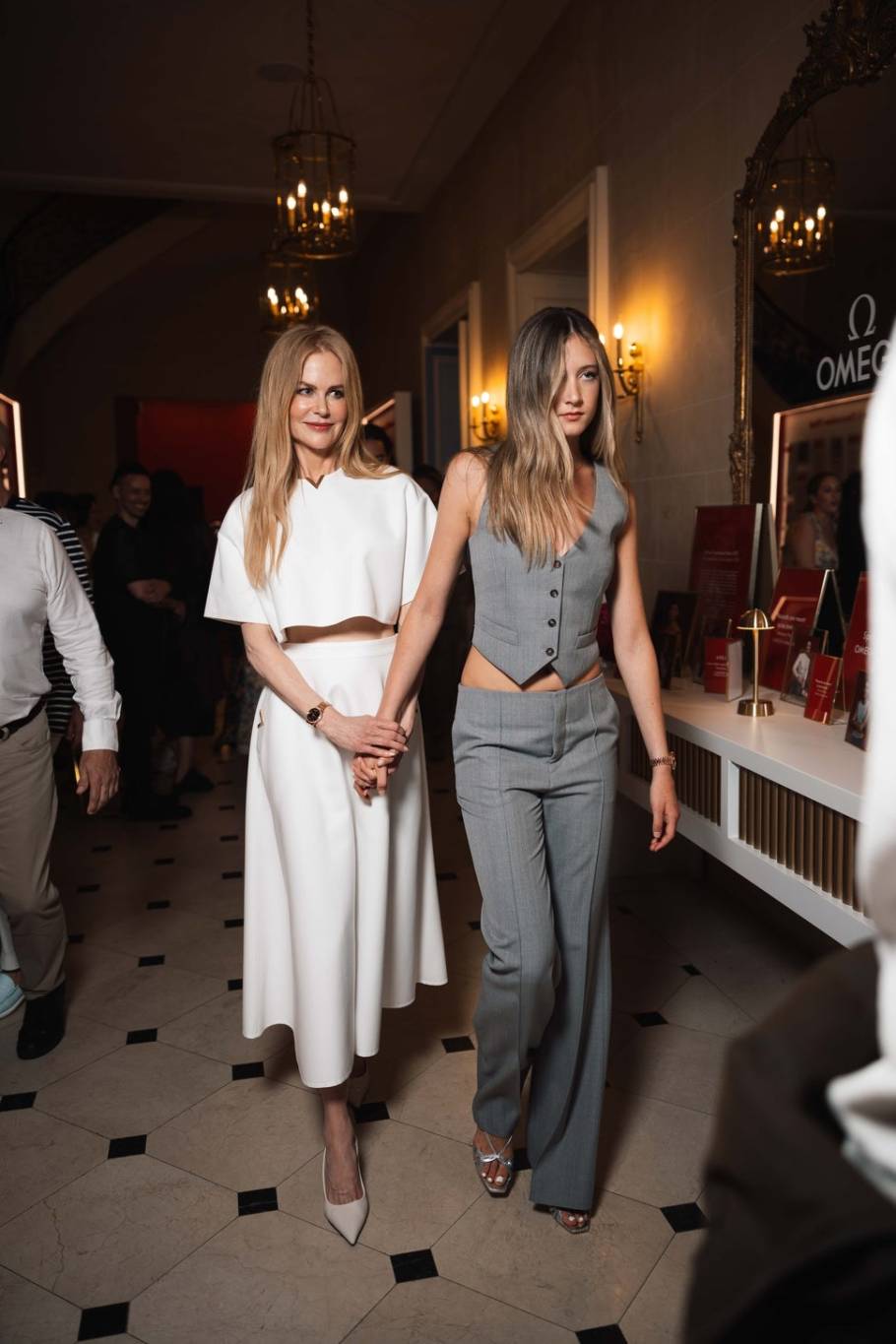 ابنة نيكول كيدمان المراهقة تخطف الأنظار