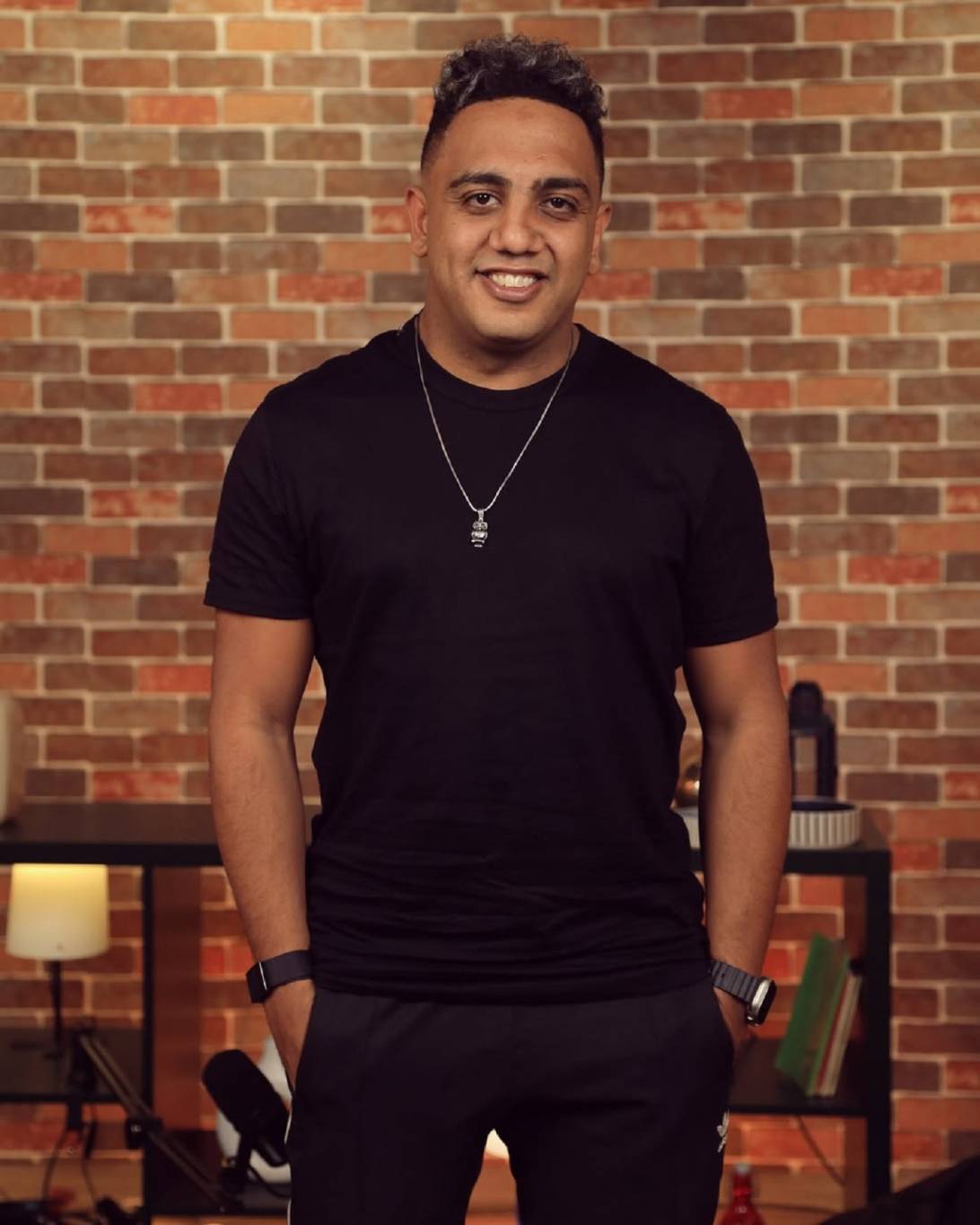 أوس أوس: أحمد السقا سلط عليَّ كلبه بعد ما خسرنا مباراة كرة قدم