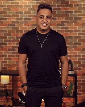 أوس أوس: أحمد السقا سلط عليَّ كلبه بعد ما خسرنا مباراة كرة قدم