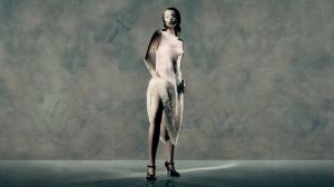 مايلي سايرس "ترتدي" الطلاء في حملة  Maison Margiela