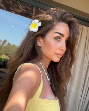 هنا الزاهد تصف نفسها بطريقة غير معتادة والجمهور يتفاعل