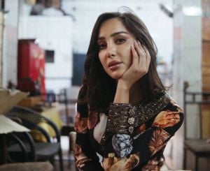 بسمة بوسيل في مقهى شعبي لإطلاق أغنيتها الجديدة 