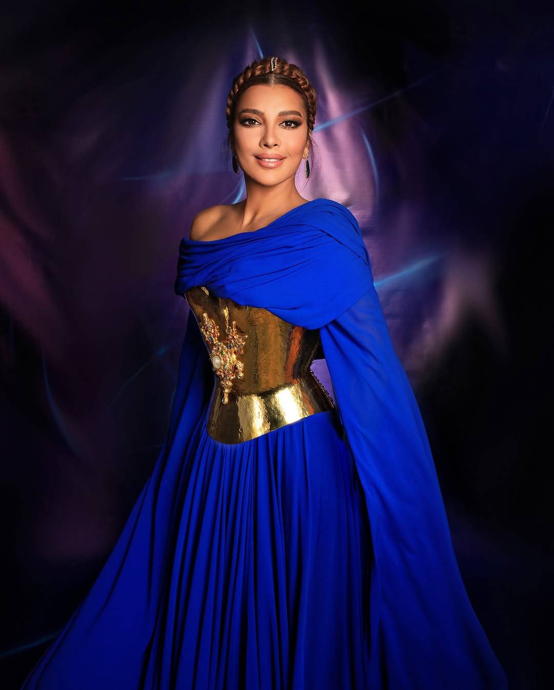 أصالة نصري تتألق بفستان أنيق مع كورسيه ذهبي جريء