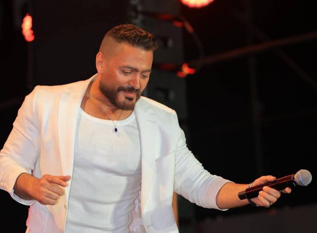 تامر حسني يلبّي طلب فتاة بفيديو 