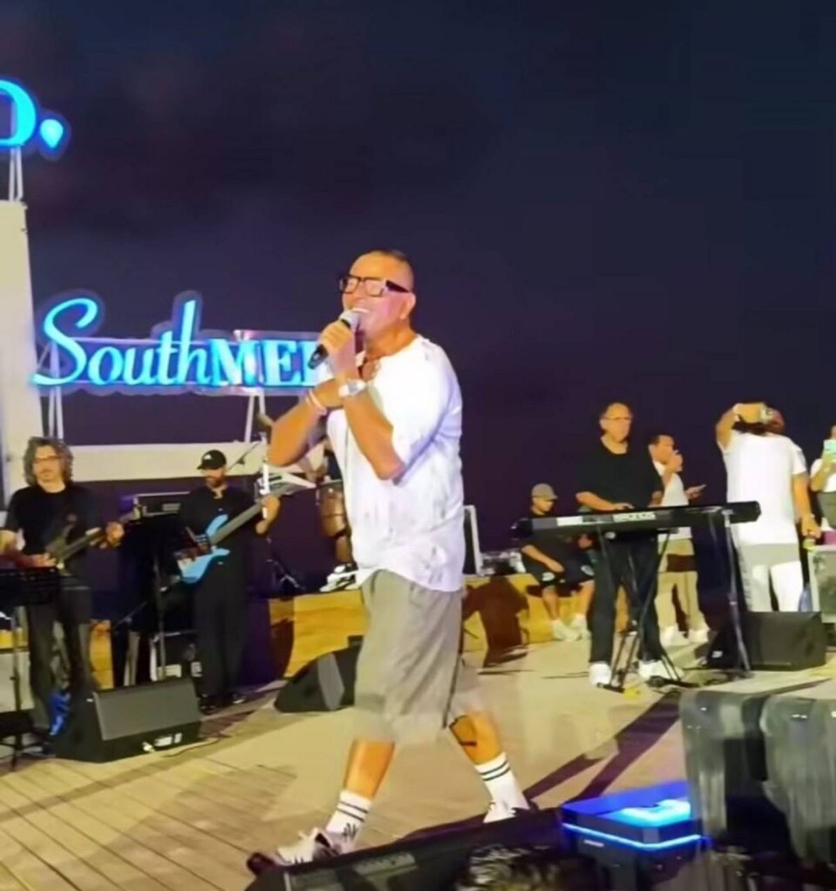 أحمد حلمي وعمرو يوسف مفاجأة حفل عمرو دياب (فيديو)