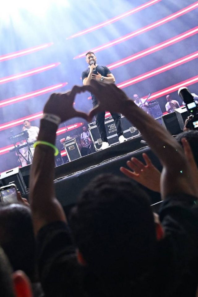 الجمهور يتفاعل مع تامر حسني