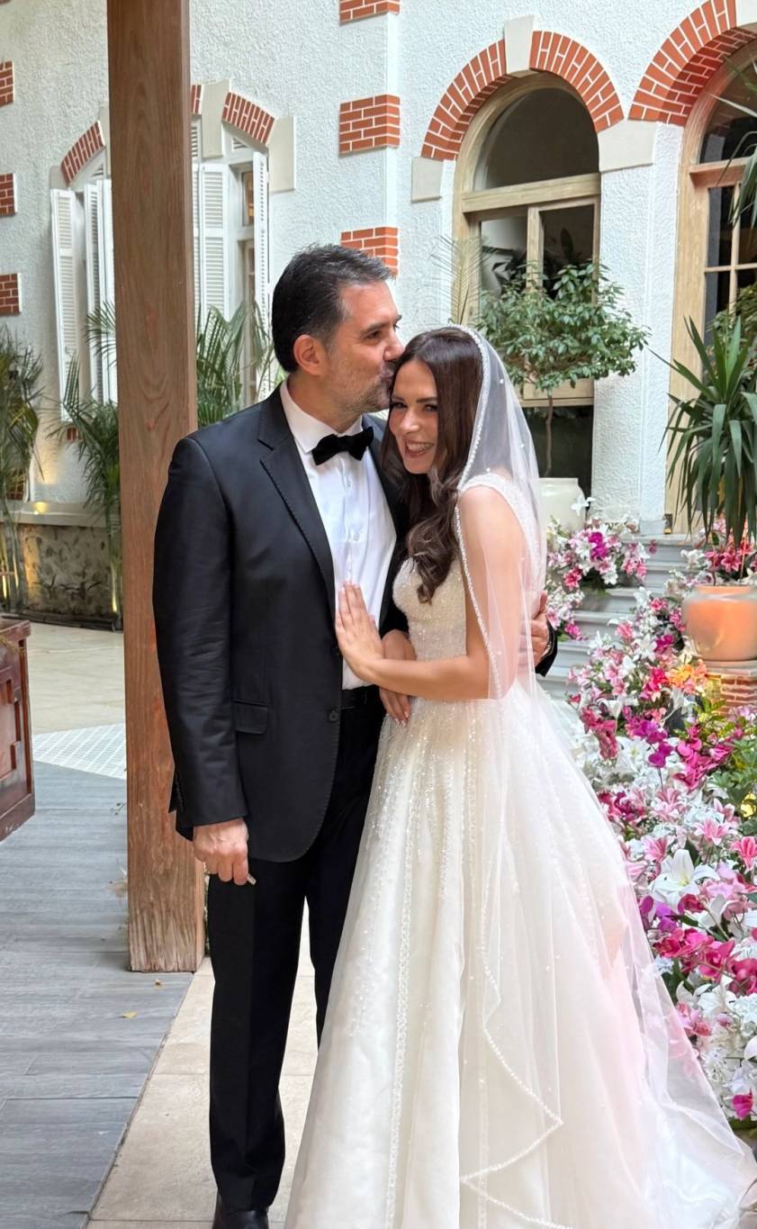 عثمان أبو لبن يحتفل بزفافه في غياب نجوم الفن (صور)