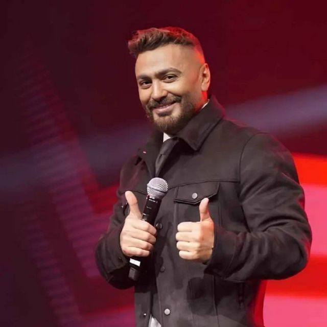 تامر حسني يحقق أمنية فتاة 