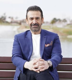 كريم عبد العزيز يعترف بتدني أجور الفنانات (فيديو)