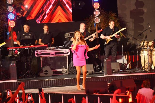 إليسا مع الفرقة