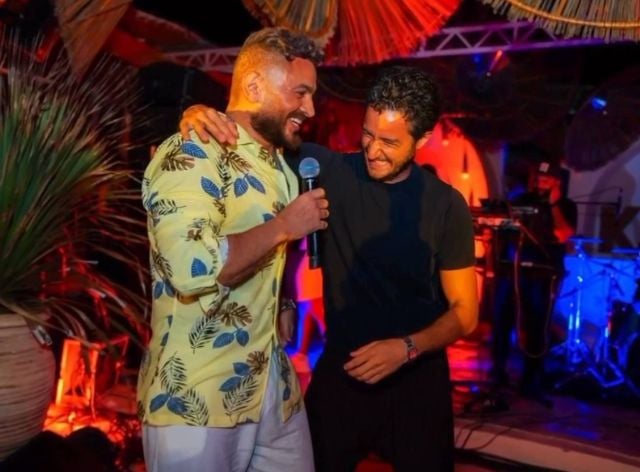 أحمد مالك مع تامر حسني على المسرح