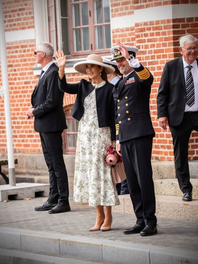 الملكة ماري في مناسبة أخرى ترتدي من تصاميم العلامة