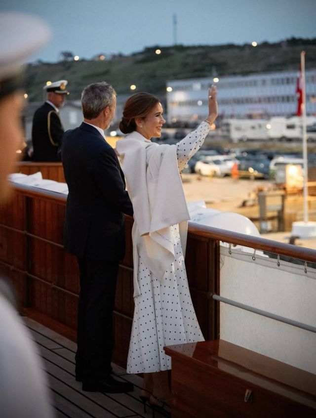 الملكة ماري تلوّح بيدها