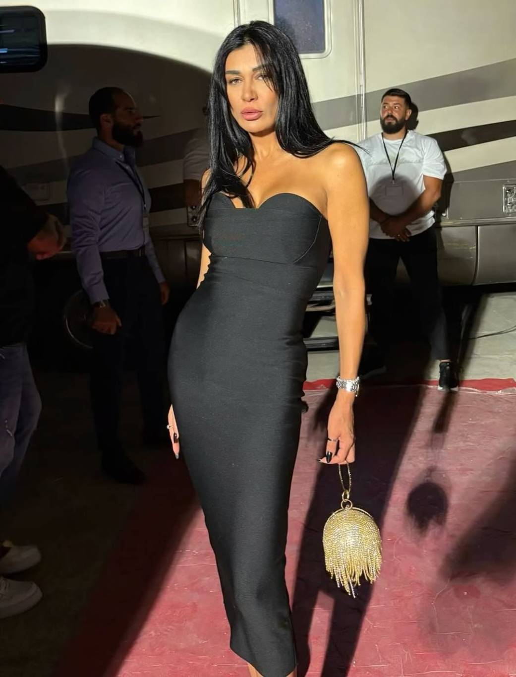 نادين الراسي ترقص بفستان ضيّق في حفل أصالة ببيروت (فيديو)